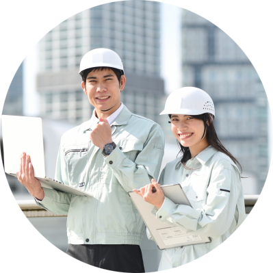 工事現場で働く若者